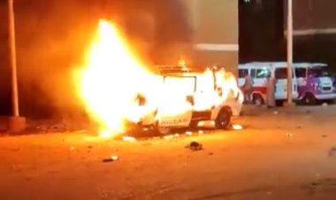 بسبب خلافات مع شريكه.. عامل يشعل النيران في سيارة سرفيس بقنا