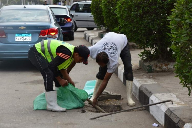 رئيس حي مدينة بورفؤاد يتابع أعمال صيانه بالوعات الصرف الصحي