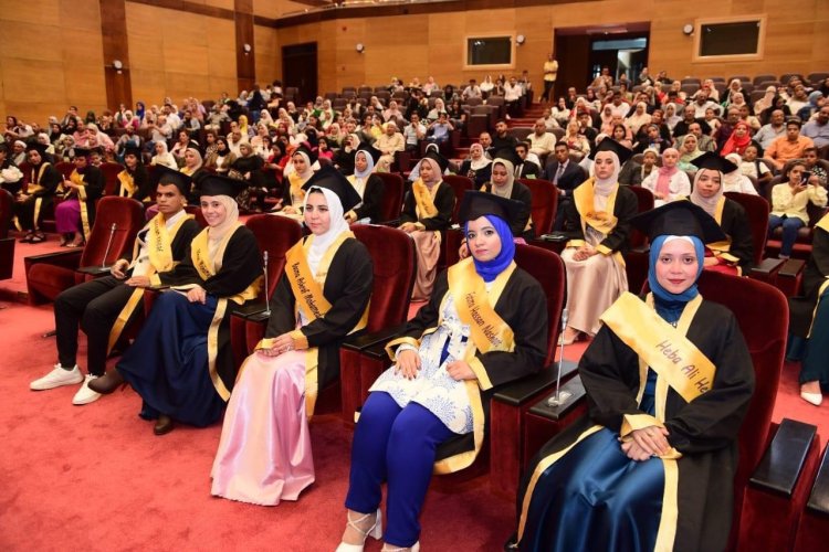 جامعة سوهاج تحتفل بتخرج 250 مترجم ببرنامج الترجمة بكلية الآداب