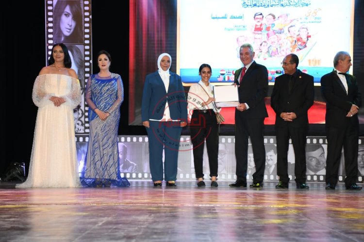 شاهد|  توزيع جوائز الدورة  الـ 38 من مهرجان الإسكندرية السينمائي