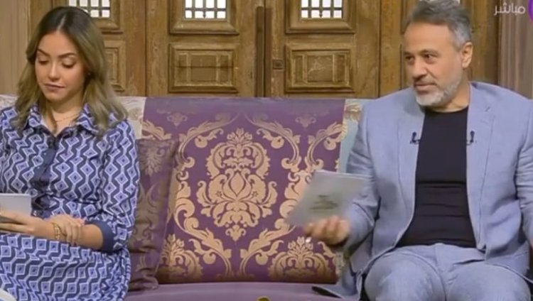 إيهاب فهمي يتحدث عن تفاصيل اللقاء الأول مع زوجته.. ويسرا: «خطفني بضحكته»