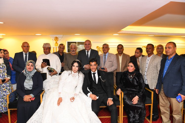 محافظ قنا يحتفل بعقد قران عروس دار الرحمة السابعة بنجع حمادي