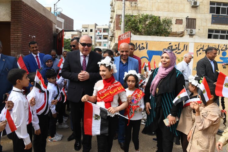 محافظ قنا يحضر طابور الصباح مع طلاب مدرسة نجع حمادي الابتدائية