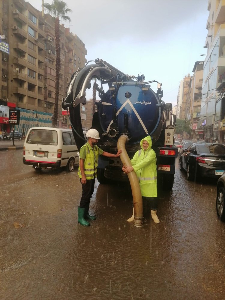 «مياه الشرب» بالجيزة ترفع حالة الطواريء.. وتعامل فوري مع مياه الأمطار