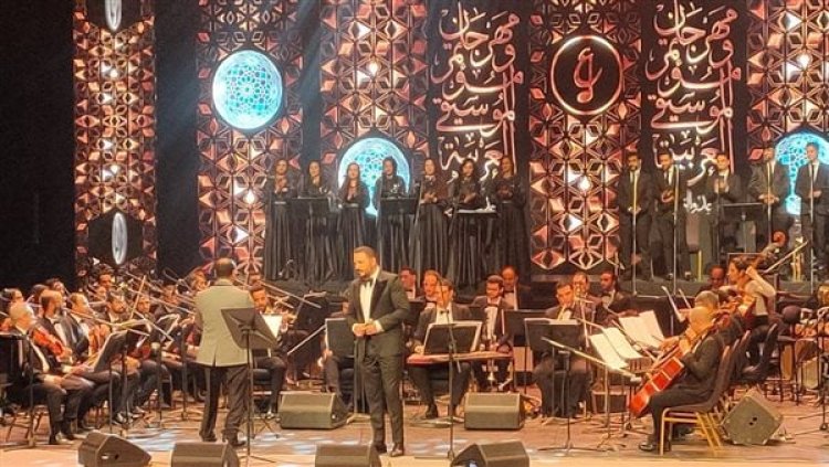 معجبة لـ رامي عياش: «بحبك».. والفنان يرد «اعتزلت الغرام»