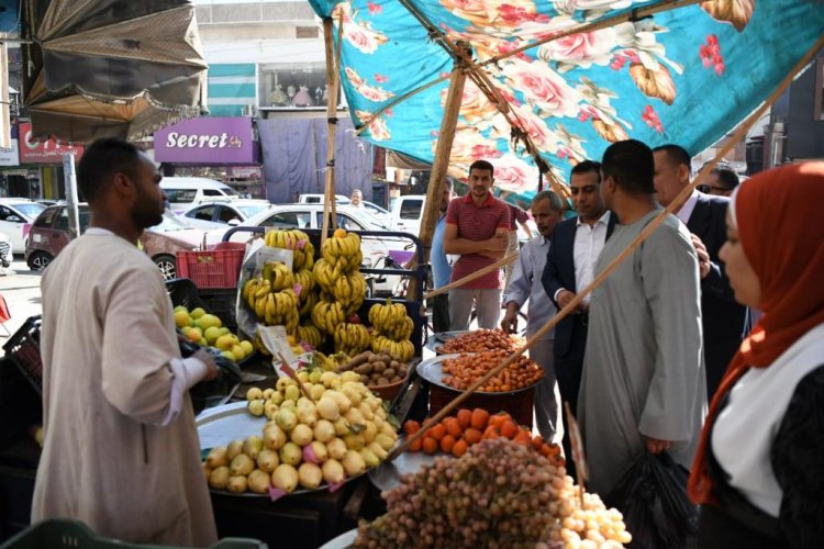 خلال جولة مفاجئة.. نائب محافظ قنا يتابع السلع والأسعار داخل الأسواق