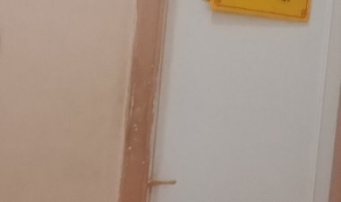 «الطبيب معتذر اليوم».. لافتة تثير دهشة منتفعي التأمين الصحي ببنها