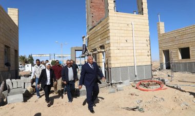 محافظ الوادي الجديد يتابع أعمال تطوير مدخل وميدان مطار الخارجة