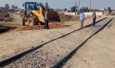 غلق 12 معبر غير قانوني على السكة الحديد بقرية الناصر بأبو المطامير