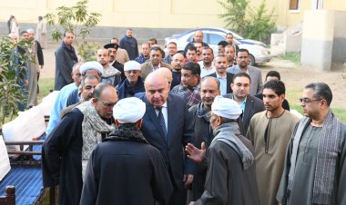 محافظ قنا يقدم واجب العزاء فى الطفلة ضحية انقلاب أتوبيس نجع حمادى