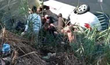 أهالي بني سويف ينقذون أسرة كاملة من الغرق بعد سقوط سيارة في ترعة