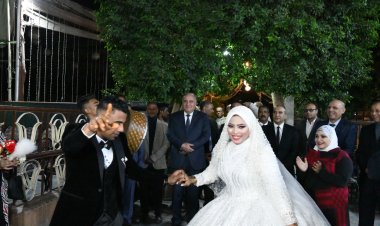 محافظ قنا وكيلا لثامن فتاة من دار الرحمة خلال عقد قرانها 