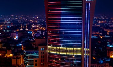 العيد 51 للإمارات.. المنامة تزين معالمها بألوان العلم الإماراتي