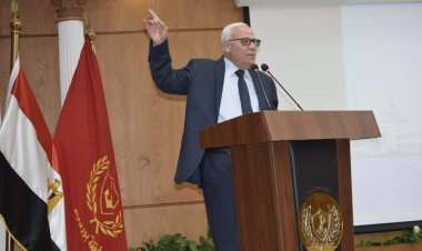 محافظ بورسعيد يلتقي العاملين بمركز الخدمات الاستيرادية ويكرم عدد من موظفي الجمارك 