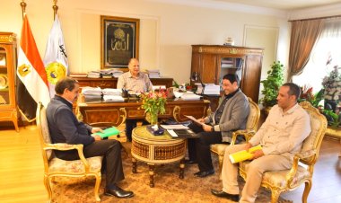 محافظ أسيوط يناقش الموقف التنفيذي لمشروعات الشباب والرياضة ضمن «حياة كريمة»