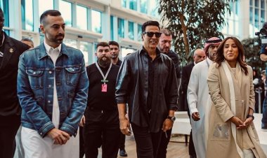 الممثل الهندي أكشاي كومار محاطا بالجمهور السعودي في جدة