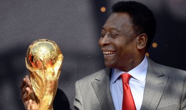 «بيليه» يطمئن جماهيره ويشكر الطاقم الطبي المعالج له