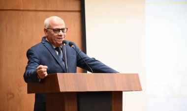 محافظ بورسعيد يلتقي العاملين بمركز الخدمات الاستيرادية بالجهاز التنفيذي للمحافظة