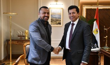 وزير الرياضة يلتقي اللاعب عزمي محيلبة بطل مصر في الرماية