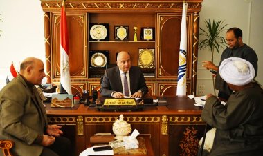 خلال استقباله للمواطنين بمكتبه.. محافظ قنا يبحث 109 شكاوى