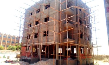 محافظ سوهاج يتابع الموقف التنفيذي لأعمال إنشاء 108 عمائر سكنية بقرى «حياة كريمة»