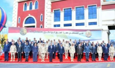 الرئيس السيسي يلتقط صورة تذكارية مع القائمين على محور المشير أبو ذكري بالإسكندرية