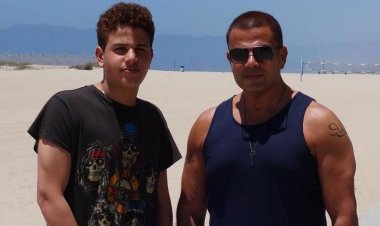 شاهد|  نجل عمرو دياب في الأهرامات لحضور عرض دار أزياء Dior