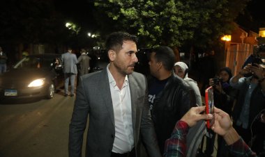 أحدهم أحمد عز.. نجوم الفن والإعلام  يؤدون واجب العزاء في مفيد فوزي