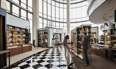 مصممة الأزياء الهولندية «إلجا فيسير» تطلق مجموعتها من العباءات الرقمية في دبي