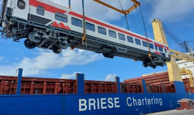 وزير النقل: ميناء الإسكندرية يستقبل 37 عربة سكة حديد جديدة  درجة ثالثة مكيفة من المجر