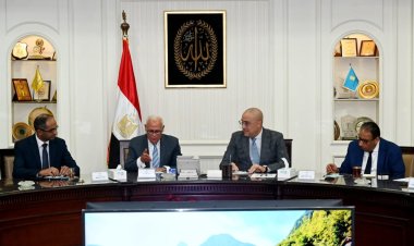 ‫ وزير الإسكان ومحافظ بورسعيد يتابعان موقف المشروعات بالمحافظة