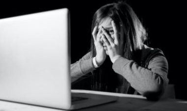 صور وفيديوهات فاضحة.. ضبط شاب ابتز 7 فتيات في بني سويف  