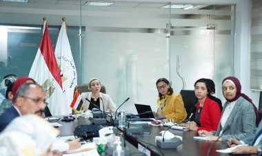 وزيرة البيئة تلتقى بالعاملين بجهاز تنظيم إدارة المخلفات وتناقش سبل تطوير آليات العمل