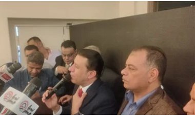 مصطفى كامل يمنح حلمي بكر لقب النقيب الشرفي للموسيقيين