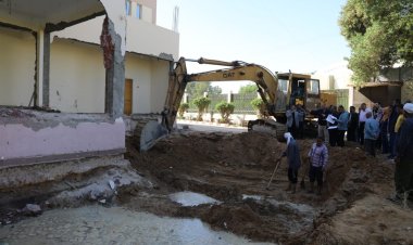 محافظ الوادي الجديد يتابع أعمال رصف وتطوير عدد من أحياء وميادين الخارجة