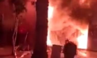 شاهد| اللحظات الأولى لحريق هائل داخل استديو تصوير بطريق شبرامنت.. (تفاصيل)