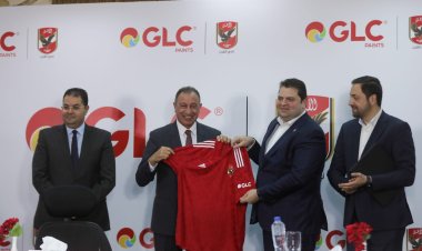 «الخطيب» يهدي درع وقميص الأهلي للمدير التنفيذي لشركة GLC