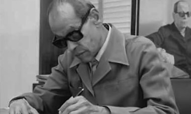 «معاناة مع مقص الحذف».. كيف تعامل الرقيب نجيب محفوظ مع القبلات والكلمات الحسية؟