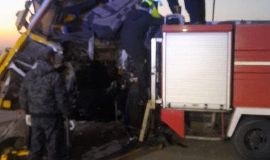 الاستعانة بقوات الدفاع المدني لاستخراج جثة سائق بعد حادث مروع بطريق مصر أسيوط