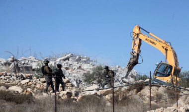 قوات الاحتلال تهدم منزلا فلسطينيا في بلدة العيسوية