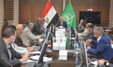 محافظ القليوبية يتفقد مركز خدمة المواطنين.. ويتابع استقبال تراخيص المحال العامة