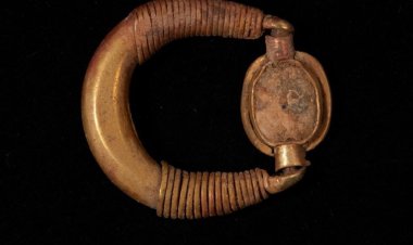 الكشف عن مجموعة من الحلي الذهبي بتل العمارنة في المنيا