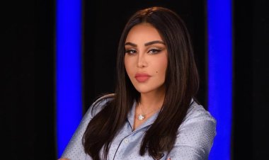 اقتداءًا بحنان شوقي.. أحلام تثير الجدل بسبب تقبيل يد زوجها