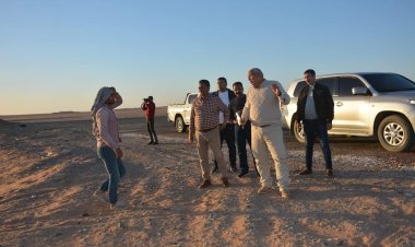 محافظ الوادي الجديد يتابع أعمال توصيل خدمة الإتصالات بقرى درب الأربعين