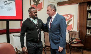 الخطيب يستقبل فلافيو ويهديه درع وعلم الأهلي