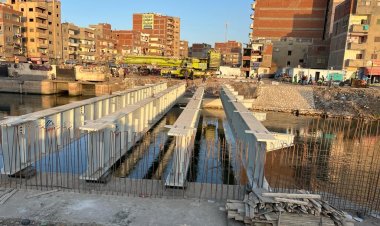 تركيب «بلاط» كوبرى المرور الجديد لبدء تشغيله للحد من الزحام