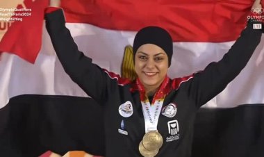 وزير الرياضة يهنئ الرباعة «سارة سمير» لفوزها بذهبية بطولة العالم لرفع الأثقال