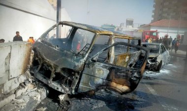 صور| احتراق سيارتين بالكامل في حادث تصادم مروع بمحور روكسي الجديد