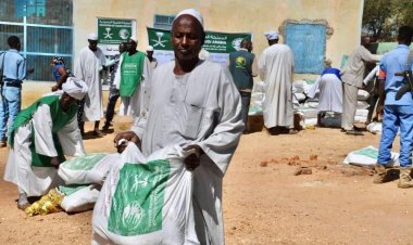 مركز الملك سلمان للإغاثة يوزع 500 سلة غذائية للمتضررين من الفيضانات في السودان