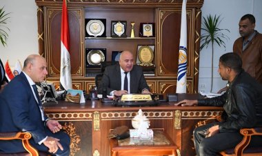 محافظ قنا يستقبل المواطنين بمكتبه لبحث شكواهم